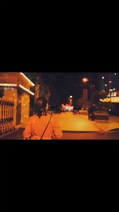 扎心情感语录#我们终究成了路人,终于谁也不理谁了