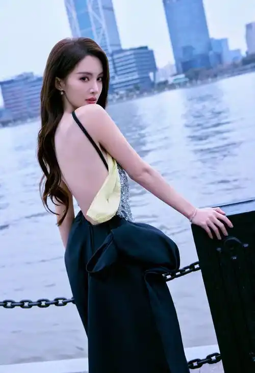 原创金晨潮流十足的穿搭既显身材又浪漫不如柳岩慵懒风穿搭有品味