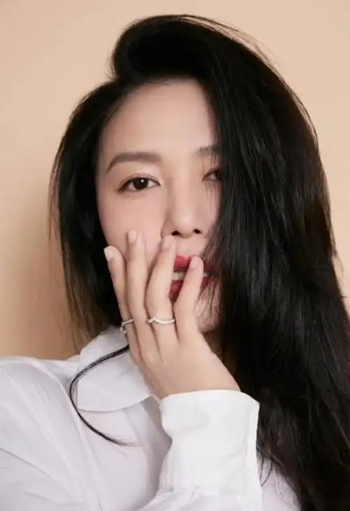 回顾娶了摇滚女神谭维维生下一儿一女陈亦飞的生活幸福吗