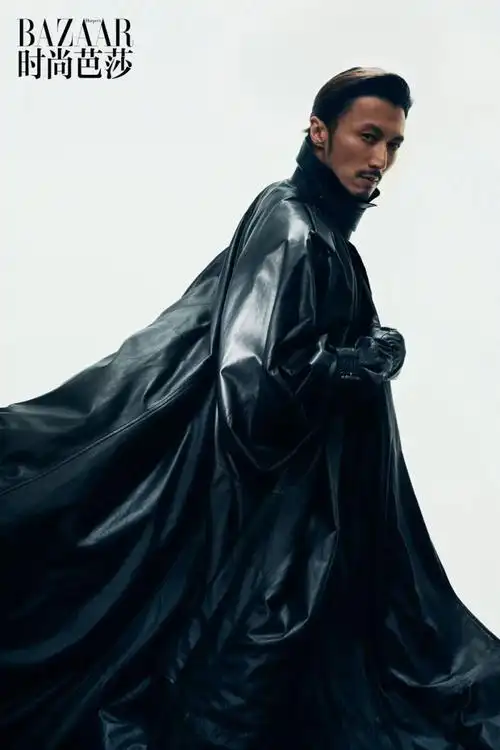 影帝谢霆锋《时尚芭莎》封面大片,对镜展现健硕肌肉硬朗身手
