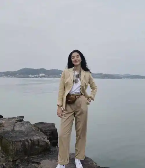 陈金飞真的捡到宝了,杨采钰海边照玉女气息十足,不是粉也在疯狂舔屏