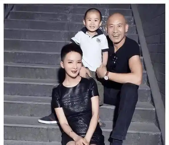 谢兰师小红:夫妻坚持丁克12年愁坏母亲,49岁意外有喜全家乐开怀_父母