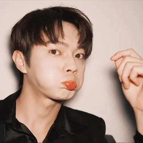 这套图也能凑十八宫格诶旧图收拾收拾也能当新图玩儿许凯头像#许凯爱