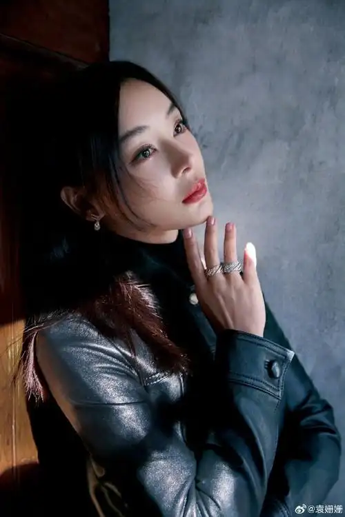 袁姗姗入冬毛衣长靴ootd