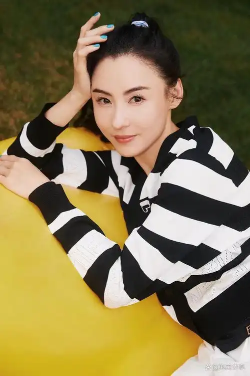 近期三亚,张柏芝最新活动写真释出,两套造型元气满满充满活力!