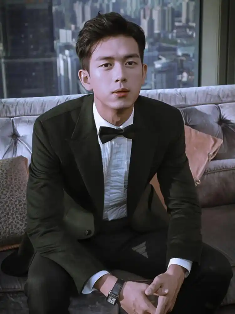 李现新造型来袭逗号刘海搭出少年感比大背头更有魅力