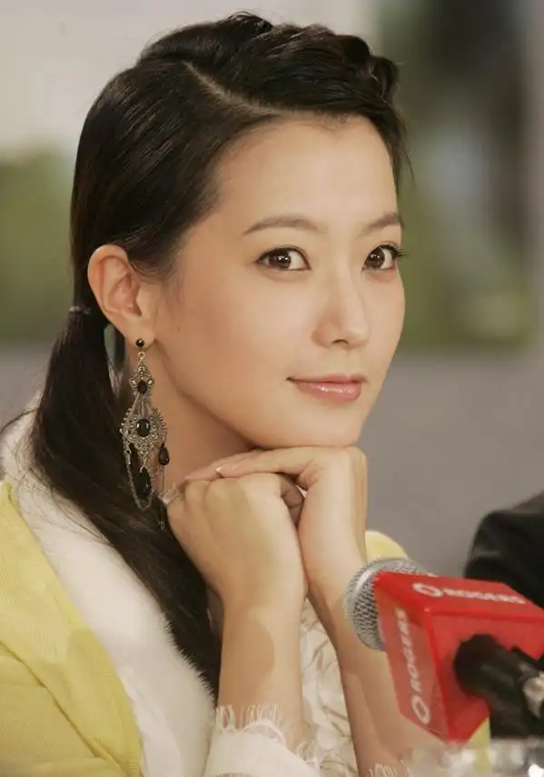 金喜善9岁女儿变美了?曾被质疑整容的她,41岁没有脸僵是天然美女?