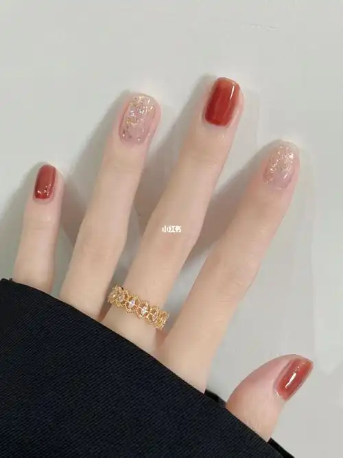 而且秋冬也很适合,搭配我的大衣刚刚好嘿嘿milimi指甲油#气质美甲