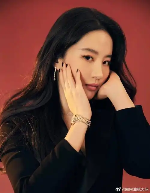 刘亦菲一身黑色西装卷发造型优雅温柔又不失灵动侧颜绝美