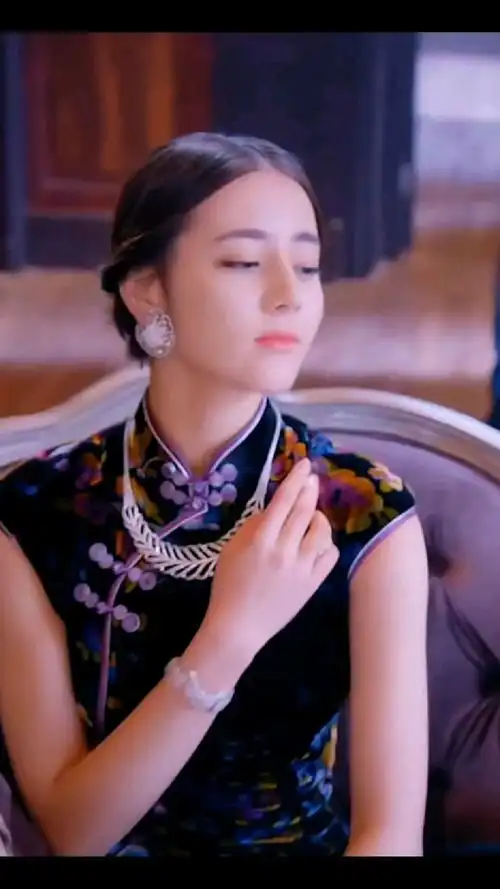 迪丽热巴秀旗袍装