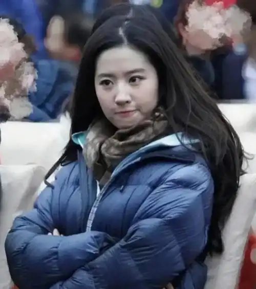 36岁刘亦菲亮相新作发布会,粗壮大白腿引热议,网友:目测110斤