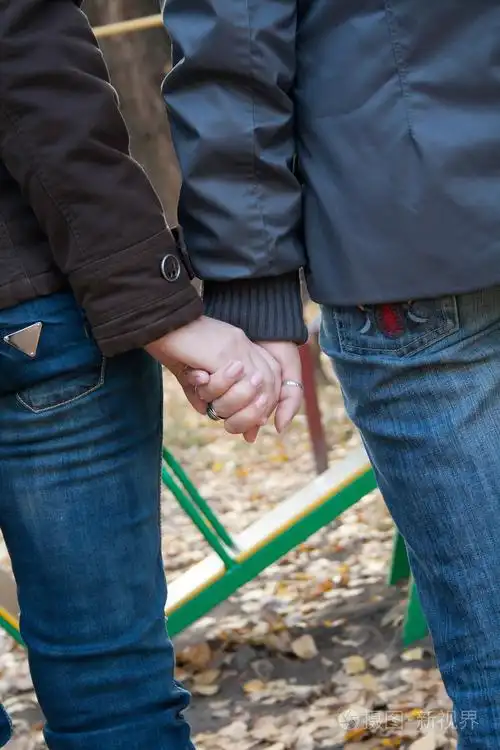 两个女孩手牵手照片-正版商用图片01pcih-摄图新视界