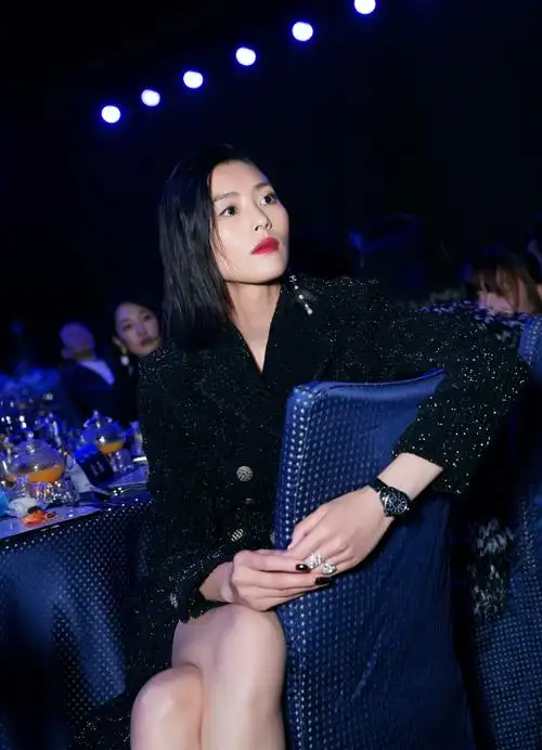 刘雯亮相2018芭莎明星慈善夜红毯