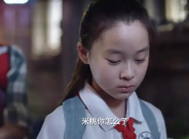 紧接着,就是小演员刘楚恬扮演的欢欢,因为家境殷实,欢欢多才多艺,自