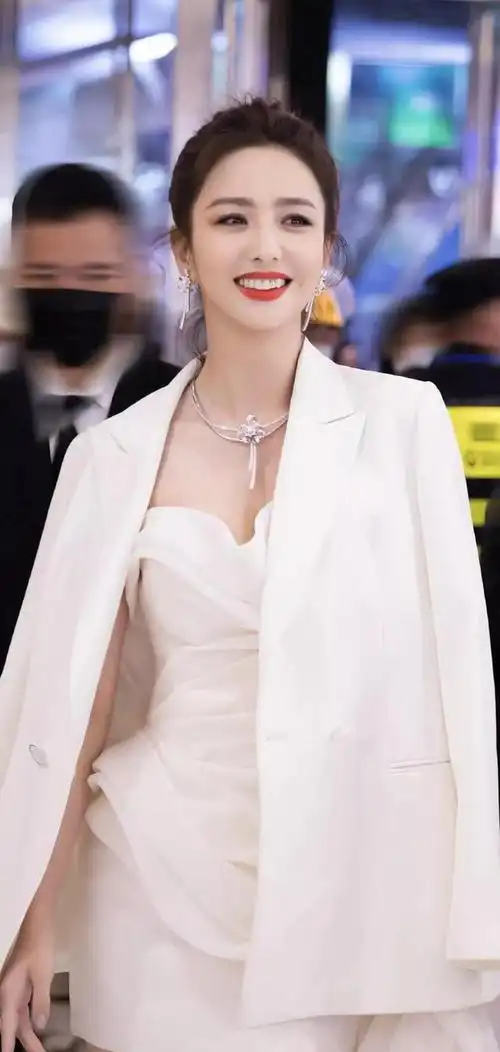 佟丽娅离婚后变得更加大胆,穿吊带小黑裙秀身材,40岁性感迷人