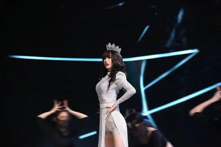 李菲儿浪姐2成团夜高开叉裙秀长腿赤脚起舞燃炸全场