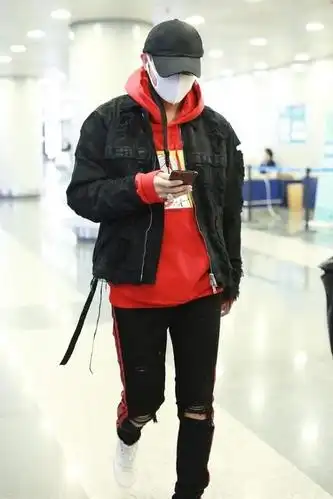 黄子韬对自己真自信,素颜走机场不在乎镜头,红黑搭配走型男路线