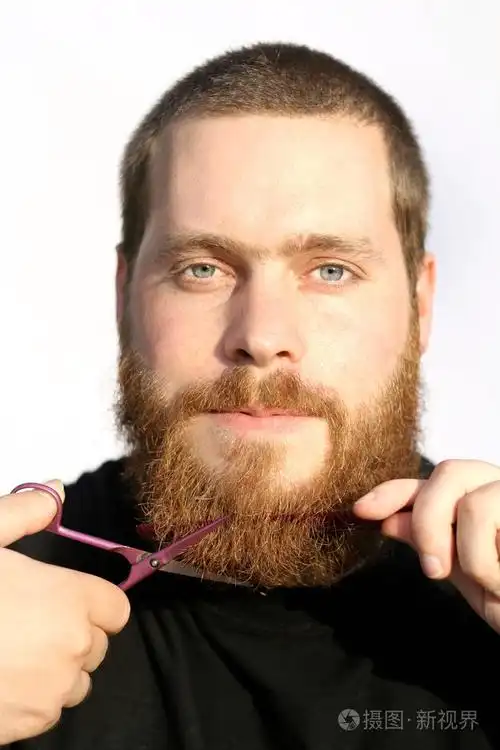 胡子修剪或用剪刀剪胡子的男人