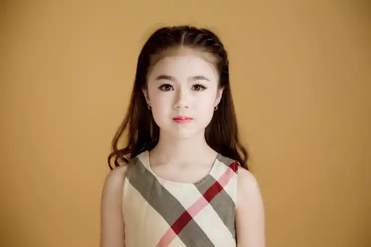 p>曾凯恬,小名恬恬,中美混血儿,童星,2005年3月30日出生于 a target=