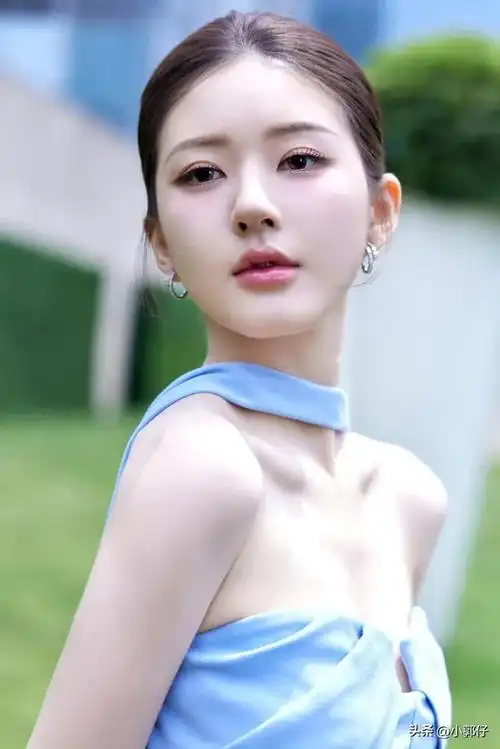 赵露思最新活动美照新鲜出炉,一袭蓝色抹胸修身长裙皮肤白得发光