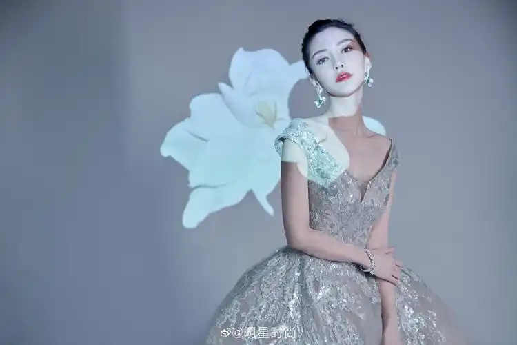 angelababy一袭雾色流星裙亮相红毯,裙身刺绣仿若璀璨