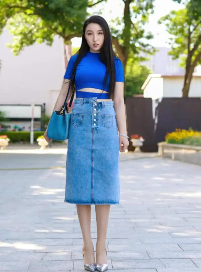 蓝色半身裙配什么颜色的上衣?这几种是首选