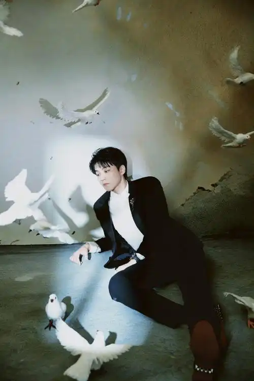 王俊凯亮相上海国际电影节造型大片,身穿迪奥搭配cl鞋履,矜贵帅气的