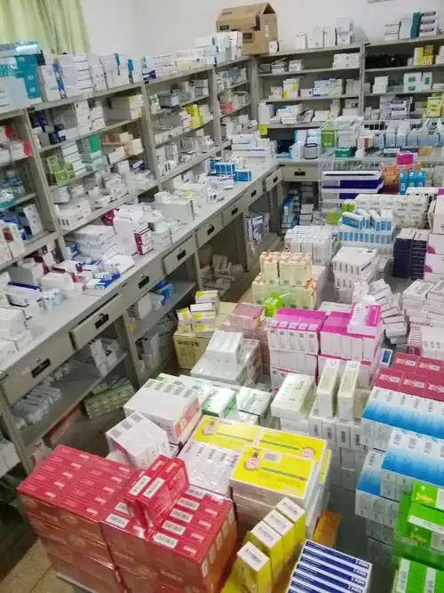 门诊西药房很像乡下小卖部的感觉,没错,到处是码放药品合子货架,转个
