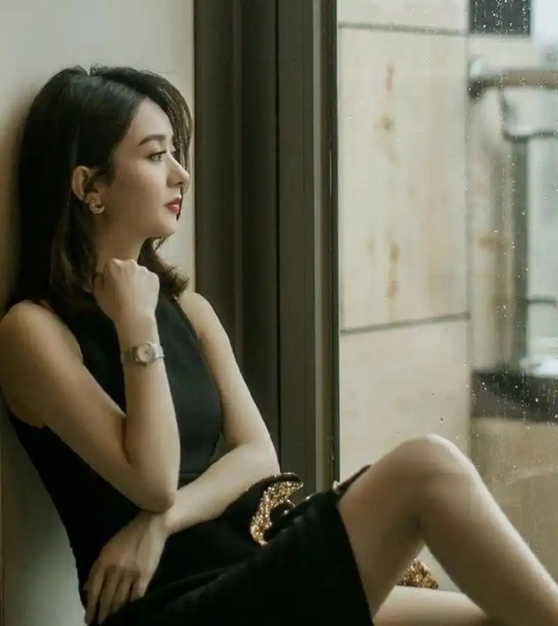 好久不见的赵丽颖,短发很好看,侧脸超绝!