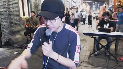 摩登兄弟,中国内地男子乐队,由主唱刘宇宁,吉他手阿卓,键盘手大飞组成