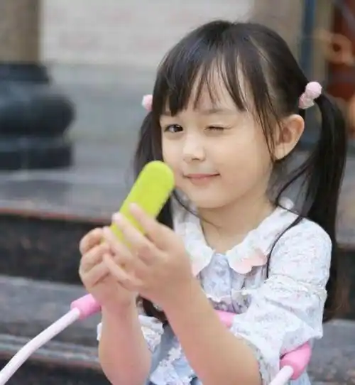 还记得3岁出道,年入百万的刘楚恬吗?如今10岁长这样_风范_少女_小姑娘