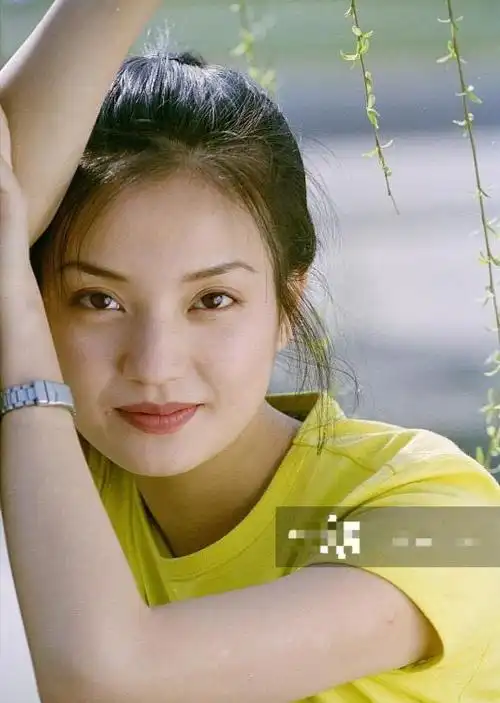 难怪《还珠》大火,赵薇年轻时穿黄色t恤俏皮惊艳,没整牙很自然