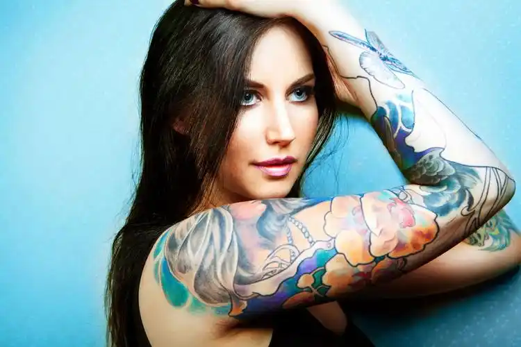 手臂纹身的潮流美女