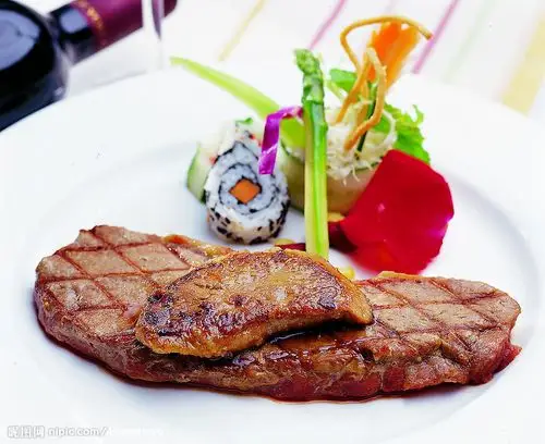 法式西冷牛扒配鹅肝图片