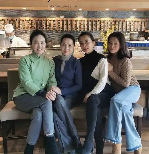 确实也显得比较的真实,可以看到他们是按照统一的姿势拍了一张合照