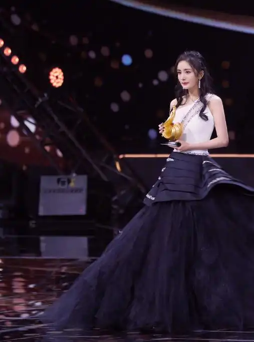 34岁杨幂颁奖礼服好减龄,感觉又回到18岁少女!这次是真的很嫩哦 - 携