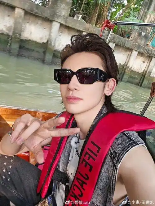 小鬼-王琳凯 晒照庆祝《音你而来》开播