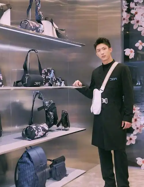 直男们别再背双肩包了黄景瑜的马鞍包正流行超帅气