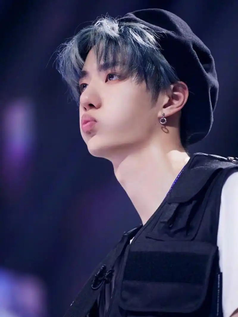 101时期的绝美王老师98王一博高清图片 好喜欢王老师的爱豆装啊简直