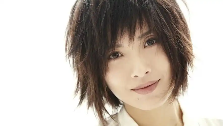 靳东老婆李佳个人简历(二婚嫁给初婚的靳东,高龄生子也幸福)