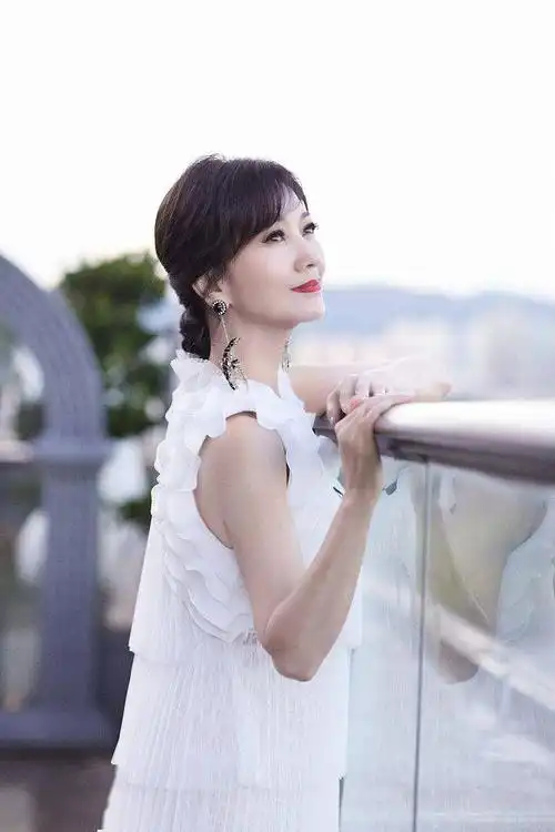 赵雅芝白色纱裙点缀珠宝耳饰优雅高贵 折伞半遮面氛围感拉满