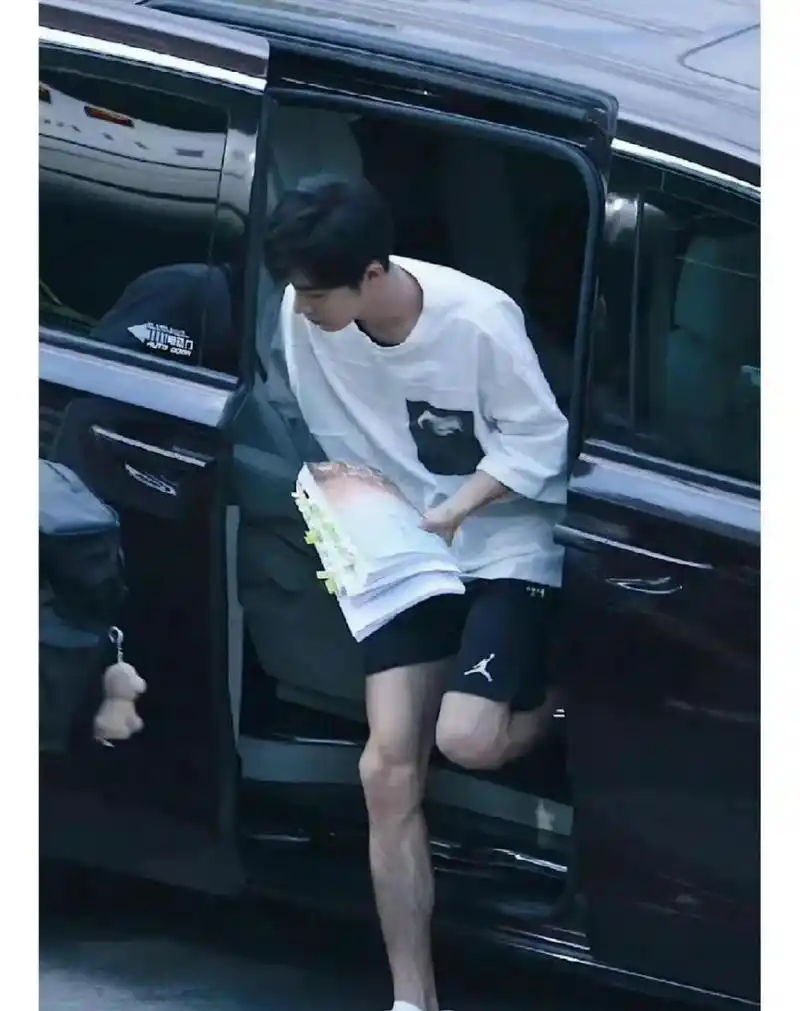 别人无所谓[狗头]但,肖战的腿毛是最最最性感的存在,男性荷尔蒙杠杠的