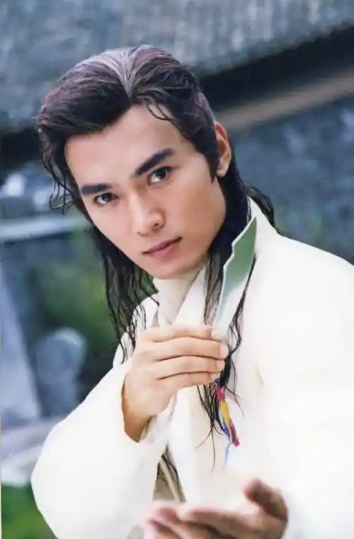 一年后,焦恩俊和吴京等演员出演了古龙武侠电视剧《小李飞刀》.