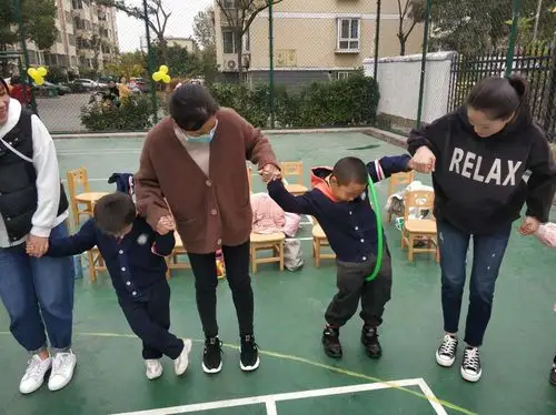 智慧星沁雅幼儿园第九届小螃蟹体育节——中班组亲子赛 - 美篇