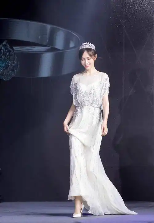 原创唐嫣也太美了吧穿亮银色连衣裙配皇冠高贵大气美得不像话