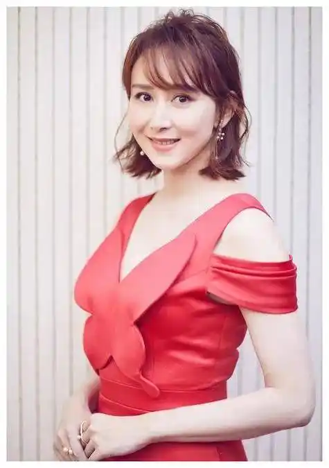 胡静:优雅气质,和谐母子示范,令人动容._儿子_身材_焦点