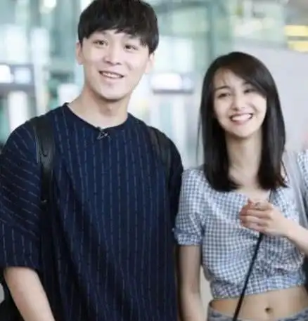 郑爽携男友现身机场大长腿太惹眼卖萌表情甜skr