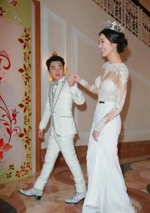 王祖蓝真幸福,娶了一位一米七五的超模李亚男,李亚男衣品真好!