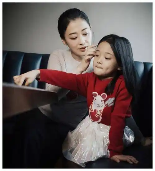 梅婷女儿参加钢琴比赛,朴素打扮却散发出夺人气质,全场瞩目!