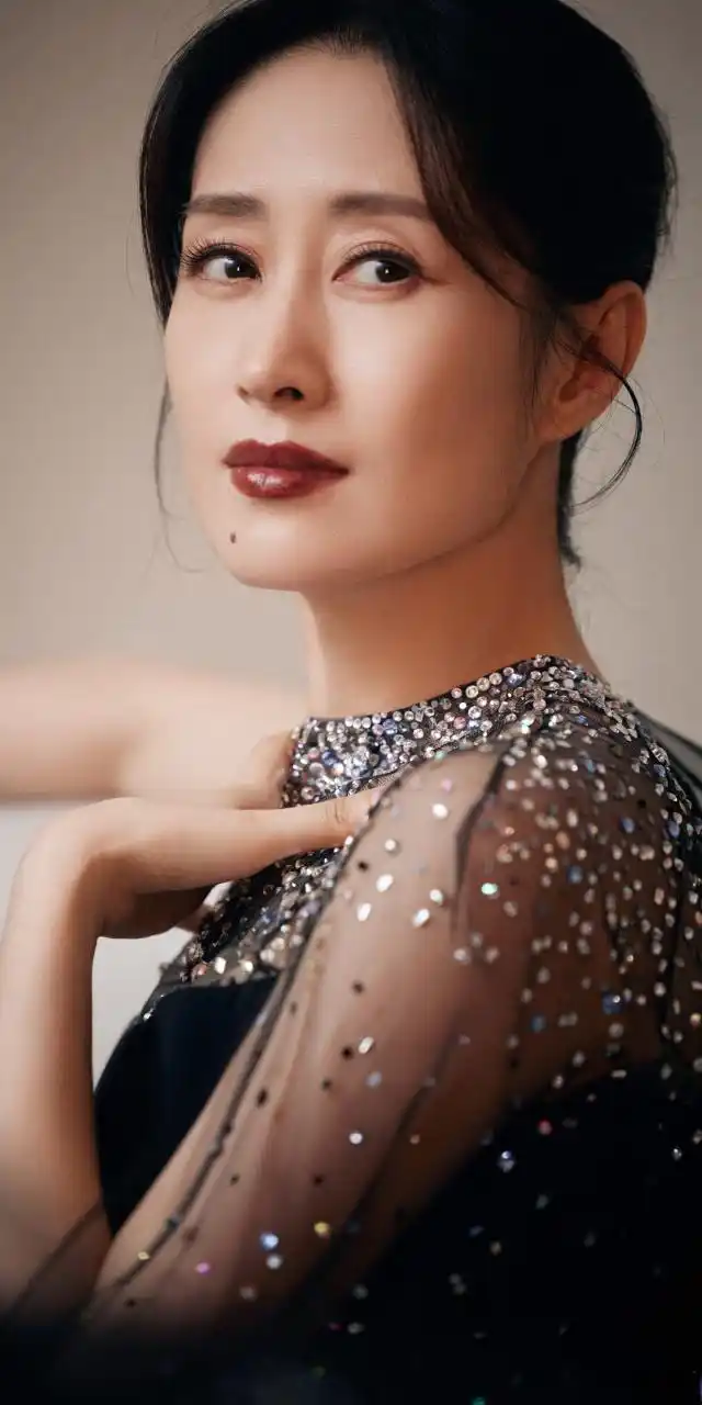 刘敏涛黑色纱裙写真壁纸